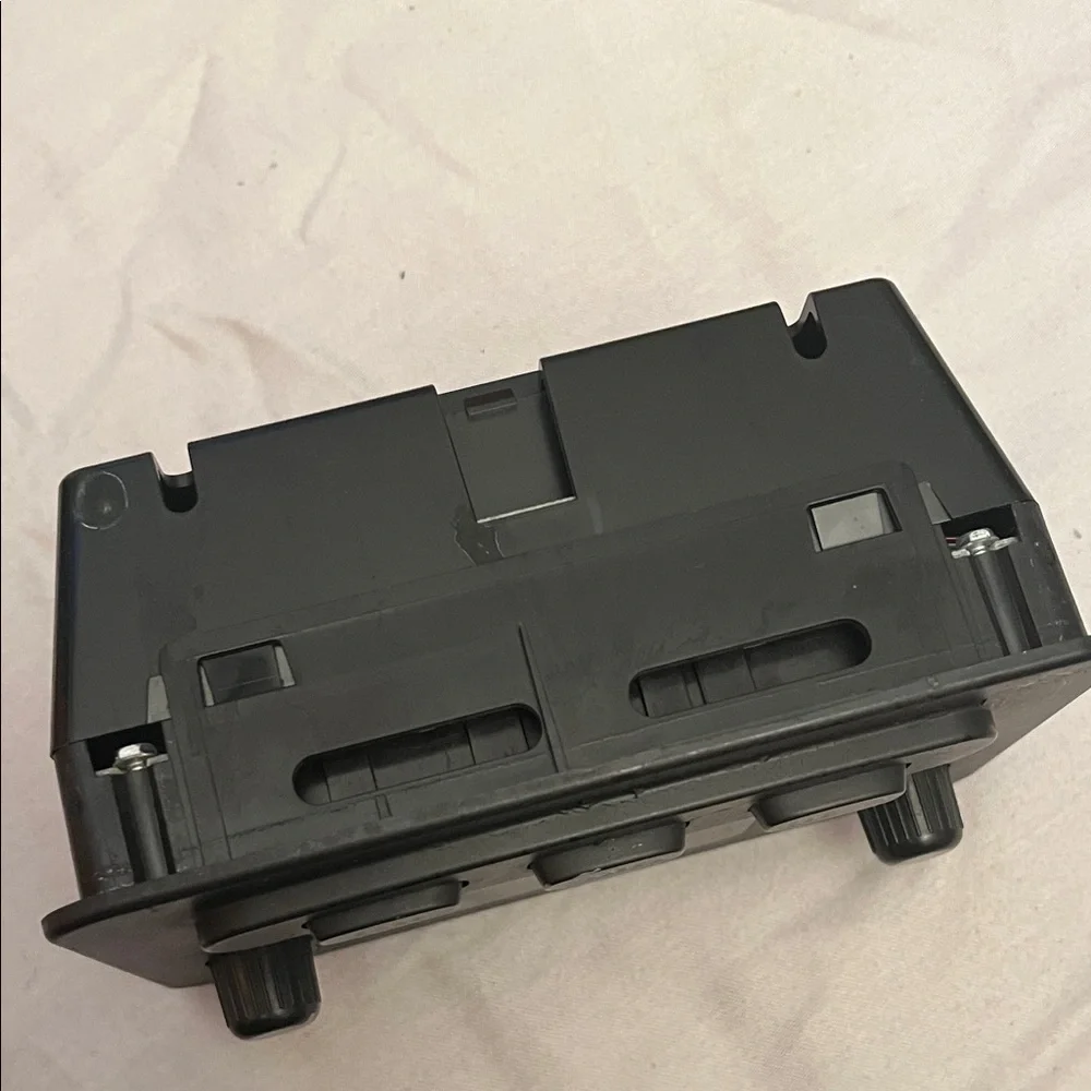 2003-2007 Hummer H2 Console Mounted Rear Audio Control - Picture 4 of 8